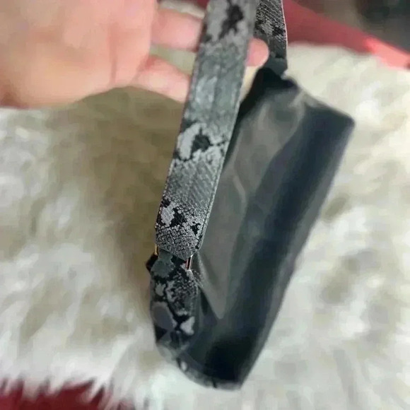 Kenneth Cole Black Leather Hobo Bag with Snake Embossed Details y2k - Picture 13 of 16